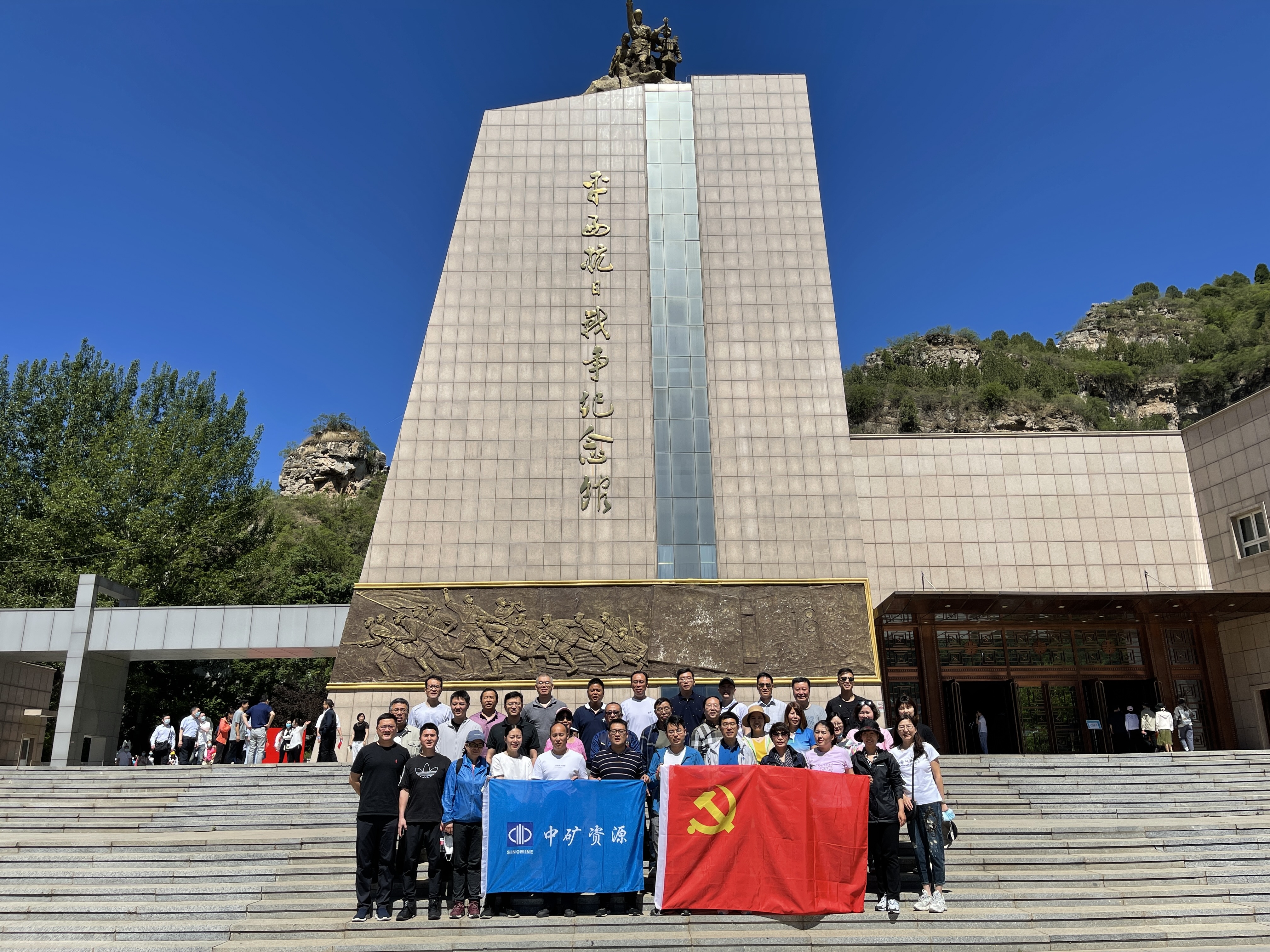 中共龙八头号集团党支部组织&ldquo;百年奋斗路、重启新征程&rdquo;主题党日活动